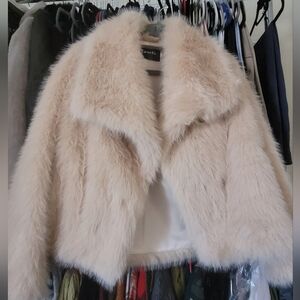 Brand new tan faux fur coat with snaps closure and side pockets. size large